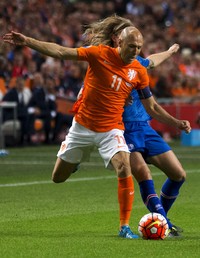 Arjen Robben berusaha melewati Birkir Bjarnason. Michael Kooren/Reuters/detikFoto.