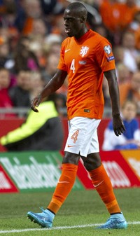 Belanda harus kehilangan satu orang pemain pada menit 33. Bruno Martins Indi diusir dari lapangan setelah memukul wajah Kolbeinn Sigthorsson. Michael Kooren/Reuters/detikFoto.
