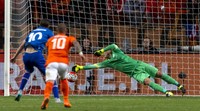 Gylfi Sigurdsson membobol gawang Belanda lewat titik putih di menit ke-51. Michael Kooren/Reuters/detikFoto.