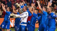 Para pemain Islandia merayakan kemenangan. Dengan tambahan tiga angka ini, Islandia kian kokoh di posisi pertama klasemen Grup A dengan raihan 18 poin. Sementara itu, Belanda menempati posisi tiga dengan koleksi 10 poin. Michael Kooren/Reuters/detikFoto.