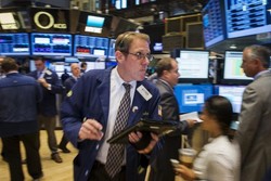 Wall Street Naik Tipis