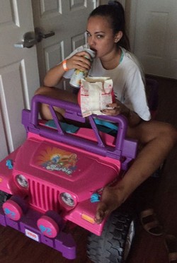 Kendarai Mobil Mainan ke Kampus, Wanita Ini Jadi Tenar di Media Sosial