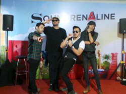 Naif Santai Manggung di Pertunjukan Awal Soundrenaline 2015