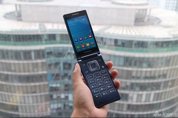 Ponsel Flip Samsung Tampil Stylish