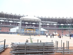 Rangka Panggung Konser Bon Jovi Sudah Berdiri Tegak di Stadion GBK