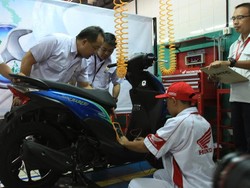 Honda: Siapa Bilang Motor Injeksi Kurang Enak Dioprek?