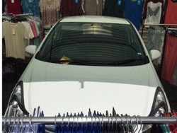 Salah Parkir, Mobil Malah Terdampar di Pasar