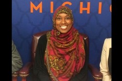 Pakai Jilbab & Tolak Berikan Alkohol, Pramugari Malah Dipecat