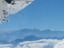 Cuma di Papua, Pesawat Indonesia Terbang Lewat Gunung Es