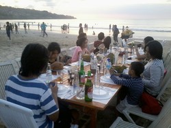 Wisata Kuliner Sambil Berburu Sunset, Jimbaran Tempatnya!