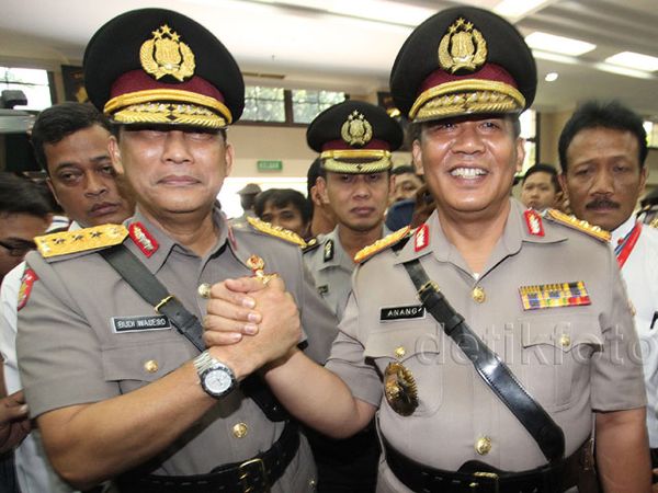 Komjen Buwas Bertukar Posisi dengan Komjen Anang