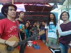 dMasiv Keliling Jakarta Bersama Pengamen Jalanan untuk Mendiang Rinto Harahap