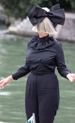 Pemalu, Sia Tutup Wajah Pakai Rambut dan Pita Besar di Venice Film Festival