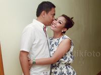 Ultah, Ayu Dewi Dikecup Mesra Suami
