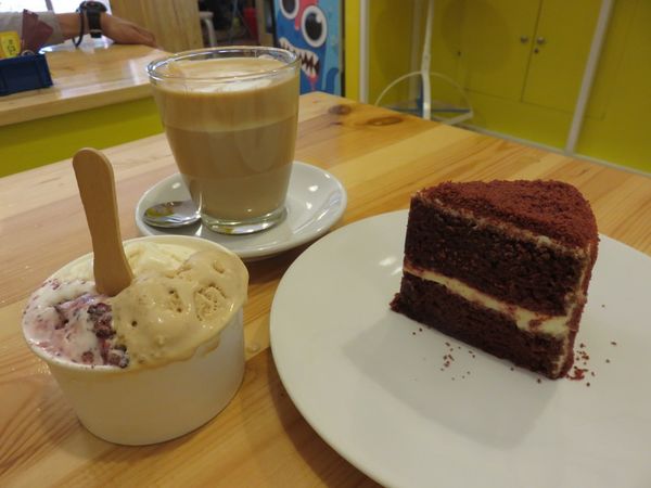 Nyam! Legit Lembut, Gelato dan Red Velvet Cake Nyam! Legit Lembut, Gelato dan Red Velvet Cake