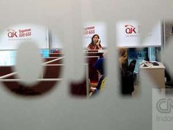 Perkuat Rupiah, OJK Permudah Warga Asing Buka Rekening Dolar di RI