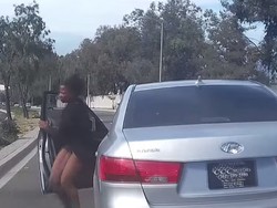 Aneh, Perempuan Ini Keluar Begitu Saja dari Mobil yang Tengah Melaju