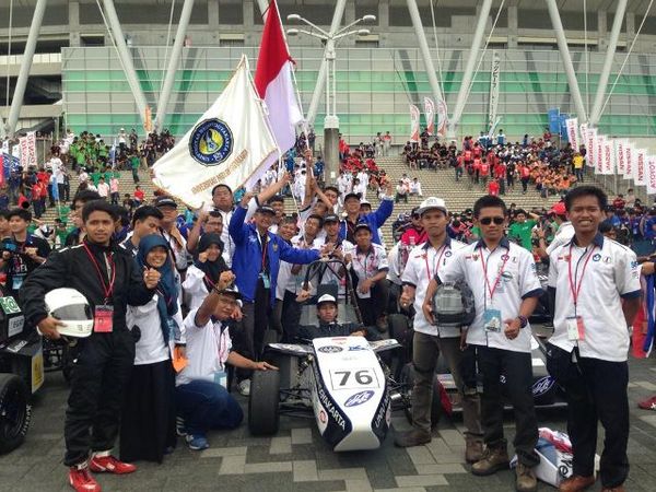Acungkan Jempol Mahasiswa Indonesia Berkibar di Dunia Balap