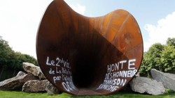 Dirusak Lagi, Patung Vagina Karya Anish Kapoor