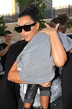 Kim Kardashian Minta Paparazzi Diam Saat North West Sedang Tidur