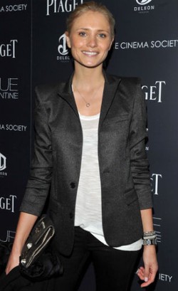 Model Victorias Secret Koma Setelah Alami Kecelakaan Saat Berselancar