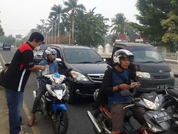 Komunitas Mobil Bagi-bagi Masker di Pekanbaru