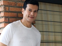 Pengalaman Pertama Adam Jordan Akting, Hampir Dilempar Sandal