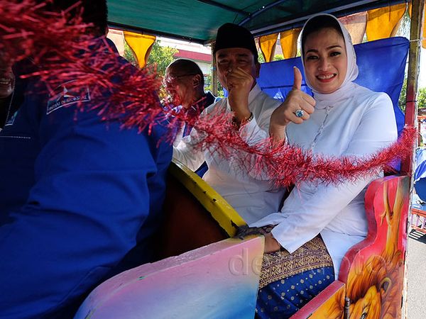 Penantang Risma Daftar ke KPU Naik Kereta Kelinci