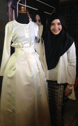 Zaskia Sungkar Akan Pamer Busana Muslim Bertema Betawi di London