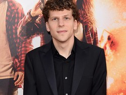 Jesse Eisenberg: Batman vs Superman Tak Seperti Film Kartun Superhero