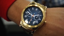 LG Pamer Smartwatch Berlapis Emas, Harganya?