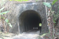 Penampakan Terowongan Horor dan Rel Kereta Mati di Jabar