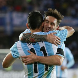 Aguero Bantah Kabar Messi Mau Pensiun dari Argentina