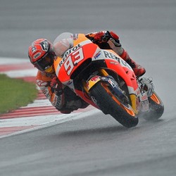 Rossi Menjauh, Marquez Kini Justru Dikejar Iannone