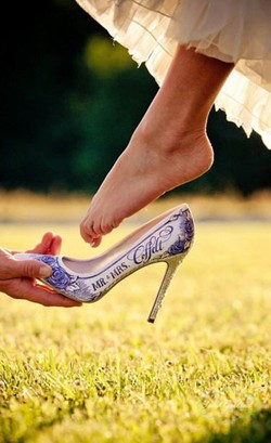 Cantiknya Sepatu Berhias Lukisan Tangan Khusus Untuk Mempelai Wanita