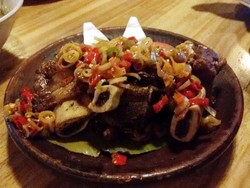 Gerobak Betawi: Pedas-Pedas Gurih Iga Bakar yang Empuk Disiram Sambal Matah