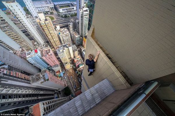 Jangan Ditiru! Gelantungan Tanpa Pengaman di Pencakar Langit