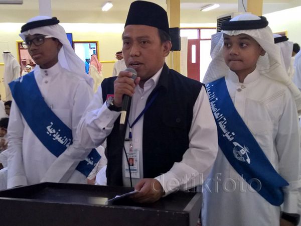 Siswa SMP di Makkah Sambut Jemaah Haji Indonesia