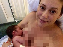Alyssa Milano Ingin Menyusui Sang Putri Hingga Usia 6 Tahun