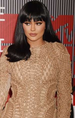 Demi Bibir Tetap Tebal, Kylie Jenner Suntik Filler 2 Bulan Sekali