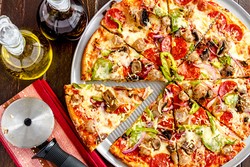 Selama Bulan September Polisi Boleh Makan Pizza Gratis di Gerai Ini