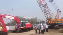 Pembangunan LRT Jokowi Pakai Ekskavator Made in Bandung
