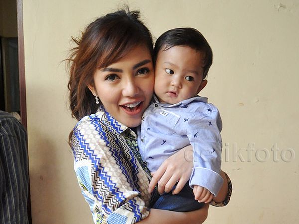 Gendong Bayi, Bella Shofie Sudah Cocok Belum Jadi Ibu?