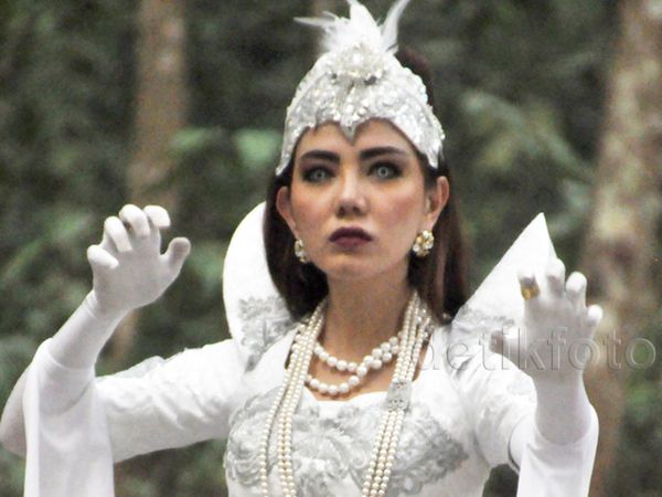 Hiii... Serem Banget! Bella Shofie Jadi Ratu Buaya Putih