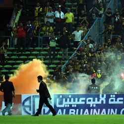 Penonton Lempar Flare ke Lapangan, Laga Malaysia vs Arab Saudi Dihentikan