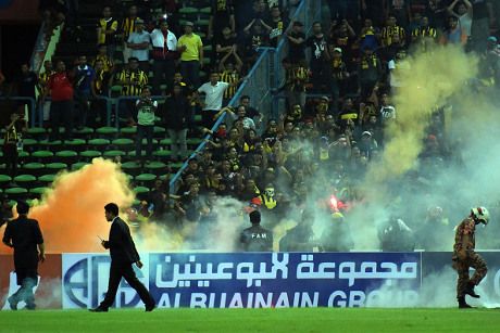 Penonton Lempar Flare Ke Lapangan Laga Malaysia Vs Arab Saudi Dihentikan