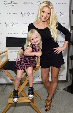 Suka High Heels, Jessica Simpson Pakai Stiletto Saat Bermain Jet Ski