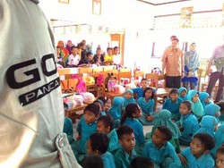 Risers Berbagi Cerita dan Bermain Bersama Anak SD