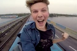 Nekat! Traveler Ini Lompat ke Atas Kereta yang Berjalan Kencang