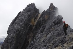 Ini Dia Jalur Pendakian ke Gunung Tertinggi di Indonesia